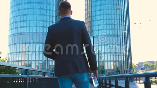 一个年轻人一个男建筑师一个在工作中的商人视频的预览图