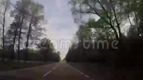 快速驾驶汽车穿过非城市道路视频的预览图