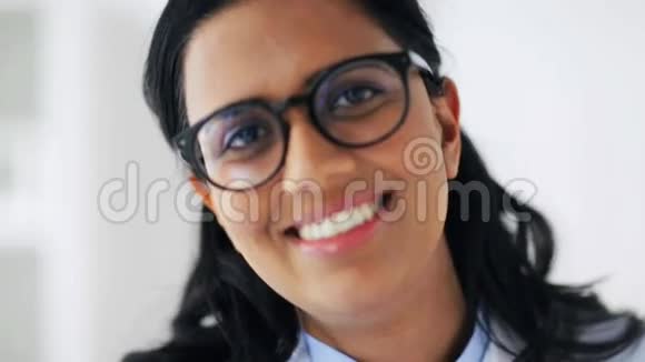 年轻医生戴着眼镜脸上洋溢着幸福的笑容视频的预览图