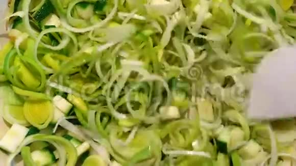 切碎的韭菜和西葫芦炖肉视频的预览图