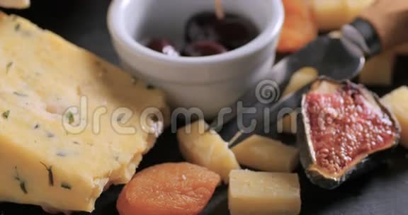 各种法国和英国奶酪视频的预览图