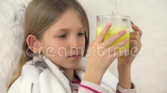 病态儿童脸喝酒悲伤的病女儿童肖像与药物沙发视频的预览图
