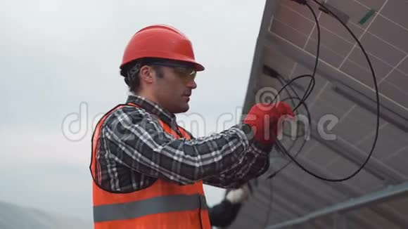 工人安装太阳能电池板视频的预览图
