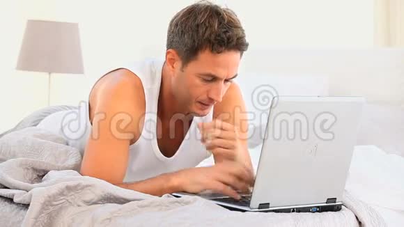 无聊的人在他的笔记本电脑上工作视频的预览图