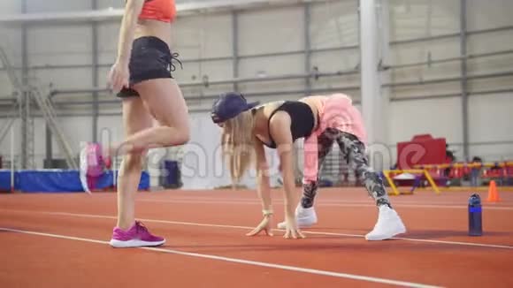 两名年轻的运动女性在训练前热身视频的预览图
