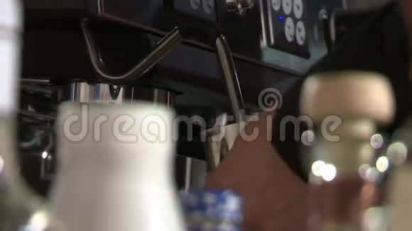 在咖啡厅用电动咖啡机煮咖啡视频的预览图