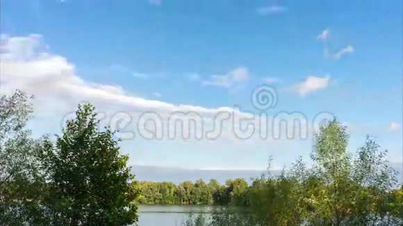 大片的雨云从湖中掠过视频的预览图