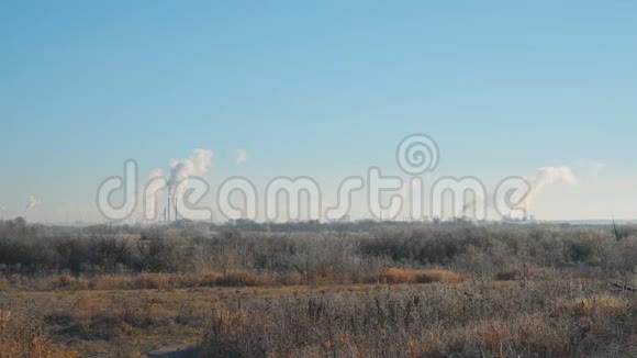 现代景观工厂的管道离空气污染的烟雾很远视频的预览图