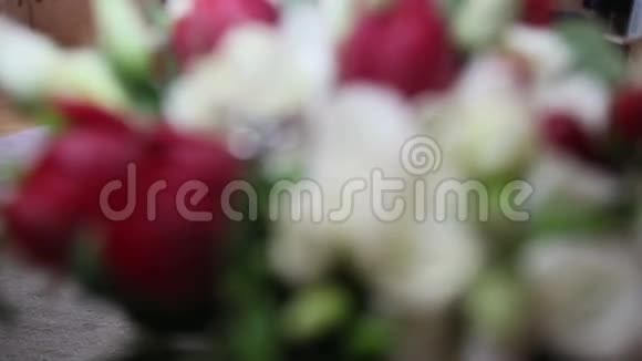 红玫瑰和白玫瑰花束镶嵌着结婚戒指视频的预览图