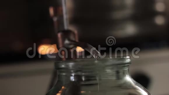 酒精蒸馏设备液体流入玻璃罐视频的预览图