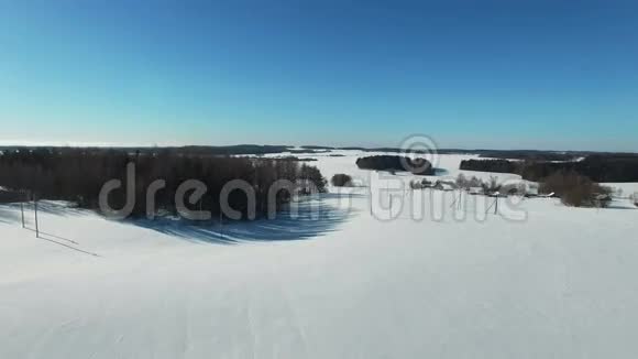 4K冬季飞雪场上空空中全景北方的冬季土地视频的预览图