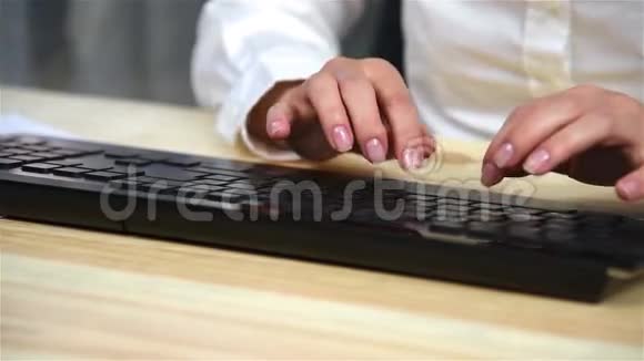 会计手打字键盘上视频的预览图