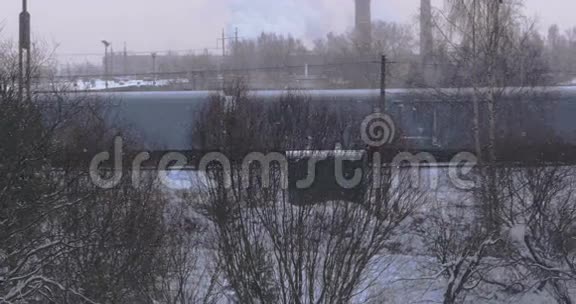 冬季早上在铁路上运送长途货运列车视频的预览图