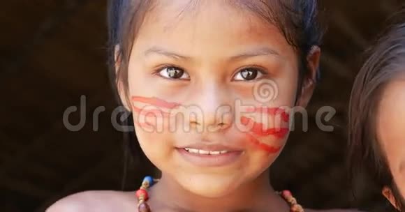 在亚马逊的一个土著部落看镜头的巴西土著女孩视频的预览图