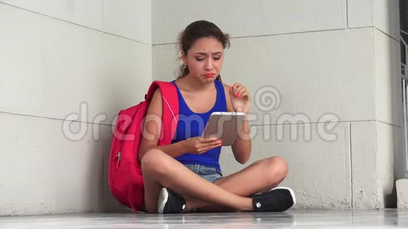 悲伤的不快乐的女大学生带着桌子视频的预览图
