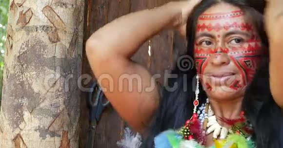 亚马逊土著部落的巴西土著妇女视频的预览图