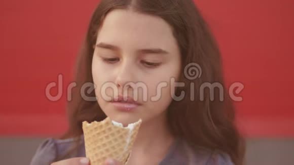 漂亮的女孩子吃慢动作视频护理瓶舔大冰淇淋的华夫饼筒视频的预览图