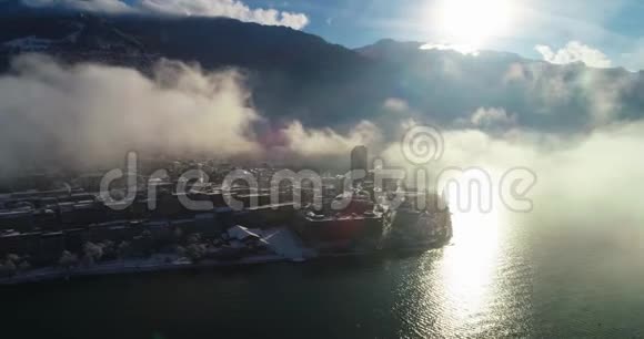 冬季雾蒙带的无人机景视频的预览图