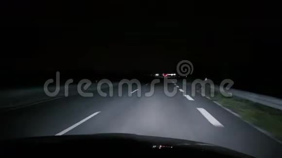 夜间在德国高速公路上行驶视频的预览图
