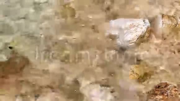 爱琴海清澈的海水冲刷着岩石视频的预览图
