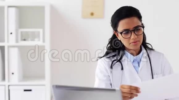 医院有手提电脑和文件的女医生视频的预览图