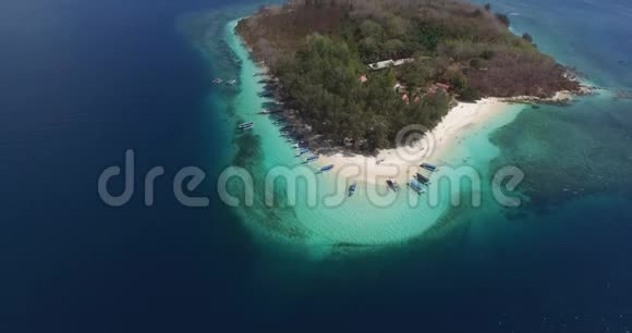 空中热带私人岛屿清澈的碧水视频的预览图