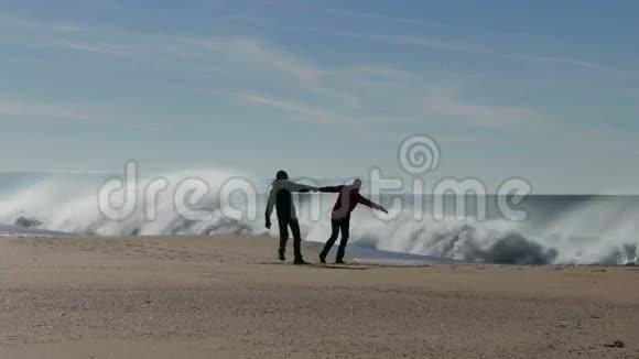 快乐的中年夫妇在海滩上散步视频的预览图