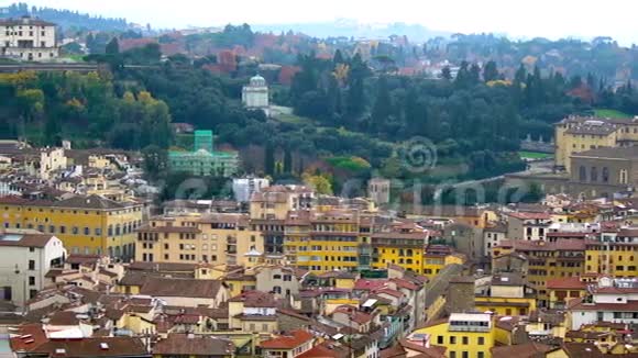 从多莫的观景台圣玛丽亚德尔菲奥雷大教堂俯瞰佛罗伦萨美丽的空中景色视频的预览图
