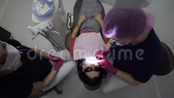 牙科医生为女性病人工作视频的预览图