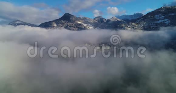 冬季雾蒙带的无人机景视频的预览图