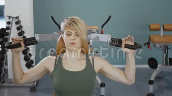 体育运动中的年轻女子在健身房里训练器械视频的预览图