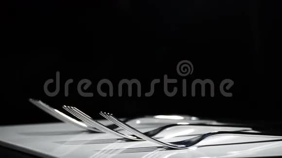 叉子厨房餐具在白色底座上旋转视频的预览图