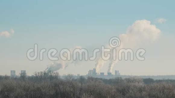 现代景观工厂的管道离空气污染的烟雾很远视频的预览图