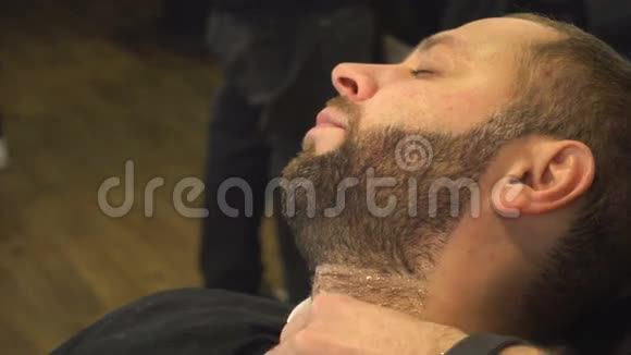 巴伯曼剃人的胡子视频的预览图