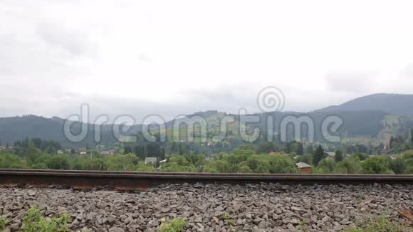 在山上的铁路上行走的女人视频的预览图