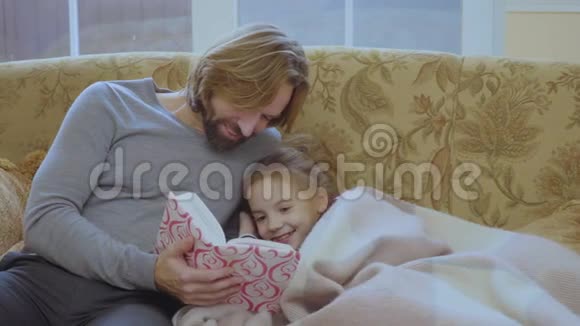 父亲读了一本小女儿的书视频的预览图