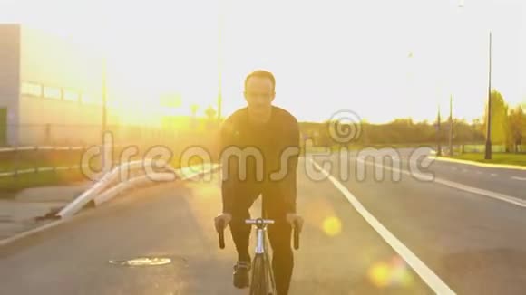 日落时分人们骑着固定齿轮自行车上路视频的预览图