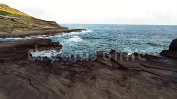 岩石海岸和公路的空中视频的预览图