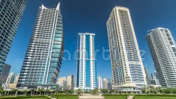 阿联酋迪拜朱美拉湖塔的住宅建筑视频的预览图