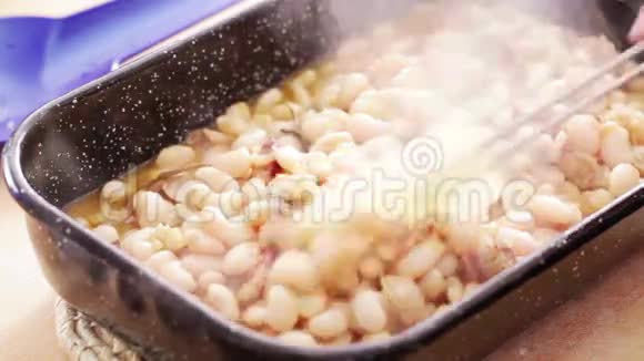 砂锅里蒸着的白豆视频的预览图