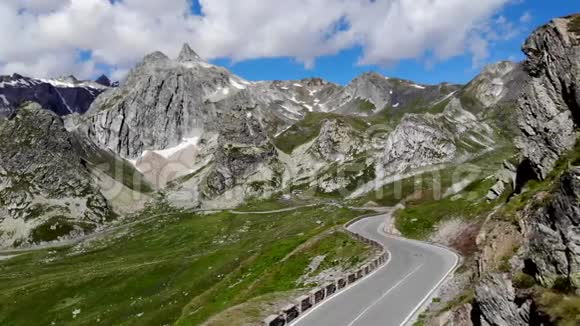 阿尔卑斯山山路空潮视频的预览图