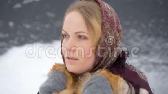 一位美丽的时装模特微笑着看着镜头冬天飘雪视频的预览图