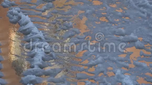 雪上的水融化的雪视频的预览图