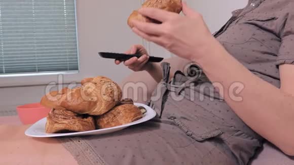 女人吃垃圾食品视频的预览图