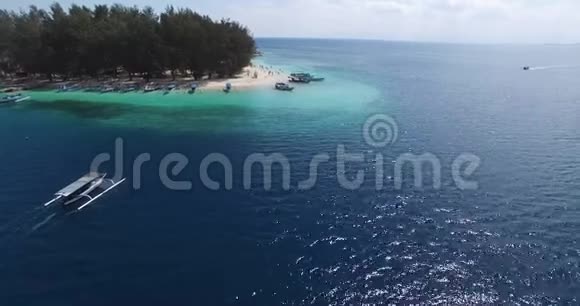 空中热带私人岛屿清澈的碧水视频的预览图
