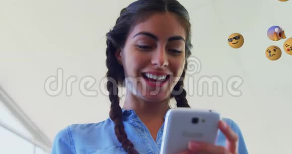 背景为4k的女性使用智能手机的表情图标视频的预览图
