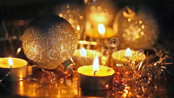 燃烧小蜡烛和圣诞树装饰品视频的预览图