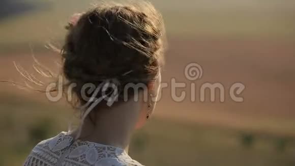 草地背景上美丽女孩的肖像视频的预览图