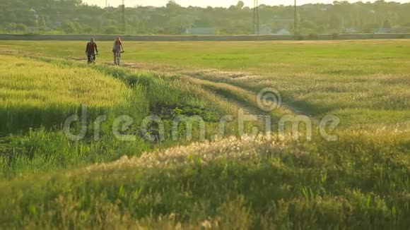 年轻夫妇在农村一起骑自行车视频的预览图