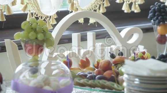婚礼宴会桌上装饰着美味的水果视频的预览图